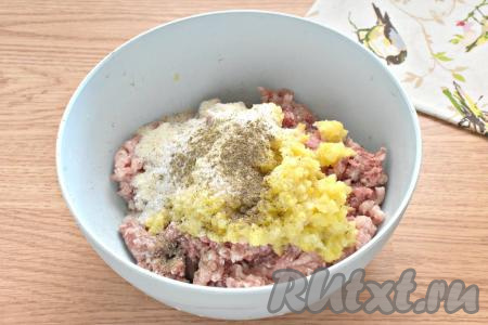 К свино-говяжьему фаршу, луку и картошке всыпаем манную крупу, по вкусу солим и перчим. Можно добавить свои любимые специи или уже готовую приправу для мясного фарша.