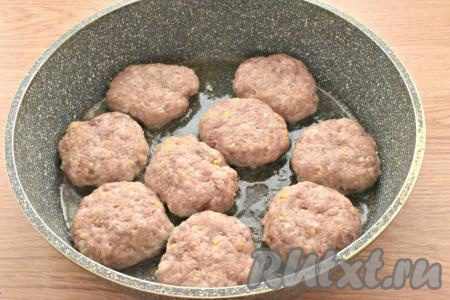 Смачиваем ладони водой и формируем из фарша круглые (или овальные) котлеты. У меня получилось 9 котлеток. На сковороде разогреваем растительное масло. Выкладываем заготовки котлет на сковороду.