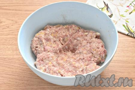Сразу ингредиенты хорошо перемешиваем. Фарш должен получиться в меру плотным.
