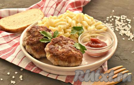 Котлеты, приготовленные из говяжьего и свиного фарша, получились вкусными, нежными и сочными. К обеду я подала их с отваренными макаронами.