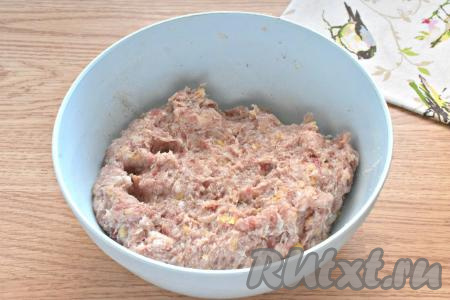Тщательно перемешиваем фарш с яйцом. Получившийся фарш несколько раз отбиваем о дно миски (просто поднимаем и бросаем его в миску), благодаря этому фарш станет мягким, нежным и однородным.