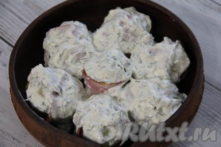 Поверх картошки выложить подготовленный соус. Соус придаст картофелю сочность и аромат. Поставить форму с картошкой в беконе под соусом в духовку, разогретую до 200 градусов, на 20 минут.