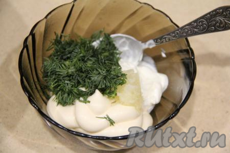 Пока картошка варится, приготовить соус, для этого нужно в отдельной миске соединить сметану и майонез. Мелко нарезать вымытый укроп. К сметане и майонезу выложить укроп и пропущенный через пресс чеснок, перемешать и соус готов.