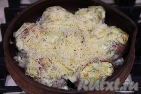 Посыпать картошку в беконе натёртым сыром и поставить обратно в духовку на 10 минут.