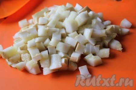 Остывший кабачок нарежьте кубиками.