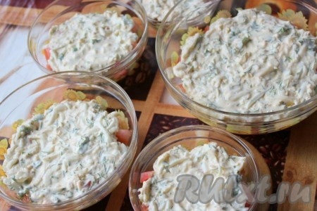 Осталось укрыть овощи яичным соусом и салат из кабачков готов.