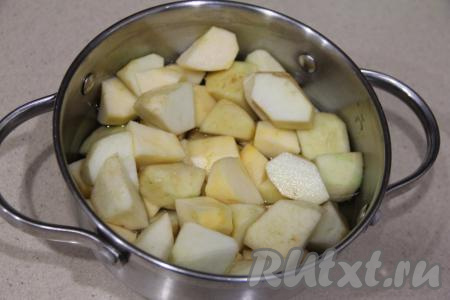 Яблоки очистить от кожуры и семечек. Нарезать 500 грамм очищенных яблок на средние кусочки, выложить в кастрюлю, залить их полностью водой и поставить на огонь.&nbsp;
