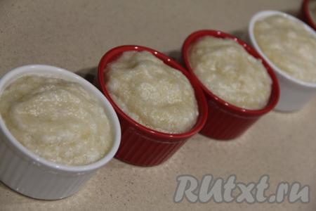 Разложить яблочно-белковую массу по формочкам, заполняя их полностью. У меня получилось 5 формочек.