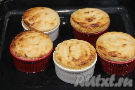 Поставить противень в разогретую духовку. Выпекать яблочное суфле 40 минут при температуре 180 градусов. Суфле хорошо поднимется в процессе выпечки.