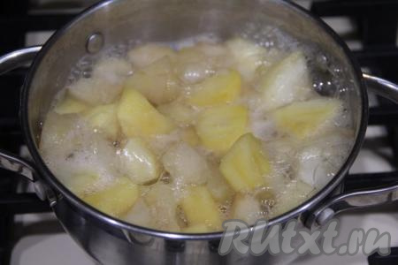 Варить с момента закипания на среднем огне до мягкости яблок (у меня яблоки стали мягкими через 20 минут).