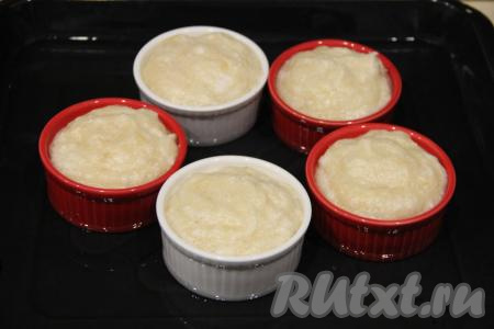 Поставить формочки на противень. Влить воду на противень. Вода должна доходить примерно до 1/3 высоты форм.