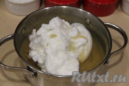 Выложить белки в яблочное пюре и перемешать массу лопаткой до однородности.&nbsp;