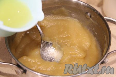 Перемешать пюре, поставить на небольшой огонь, варить, периодически помешивая, минут 10 (нам нужно слегка подсушить яблочную массу).&nbsp;Затем немного остудить пюре, добавить лимонный сок и перемешать.&nbsp;