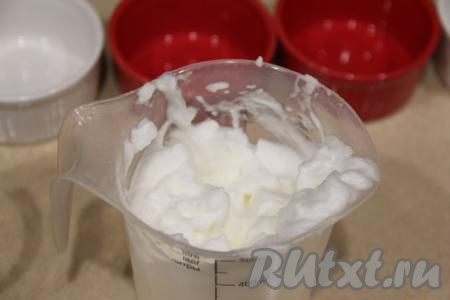 Охлаждённые белки взбить миксером до стойких пиков.