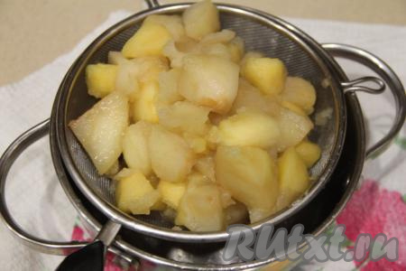 Когда яблочки станут мягкими, откинуть их на дуршлаг и дать стечь лишней воде.