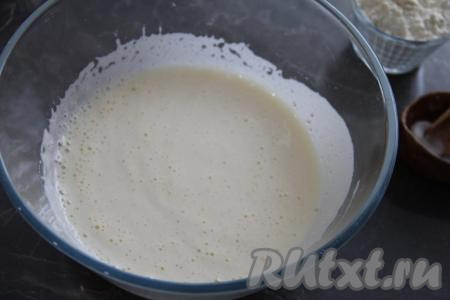 Взбить яйца миксером, постепенно добавляя сахар и ванильный сахар. Взбивать нужно минут 7 (до получения пышной, светлой яичной массы).