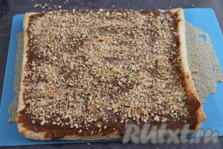 По желанию, посыпать измельчёнными орешками.