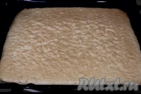 Выпекать бисквит минут 15 (до лёгкого золотистого цвета) при температуре 180 градусов.