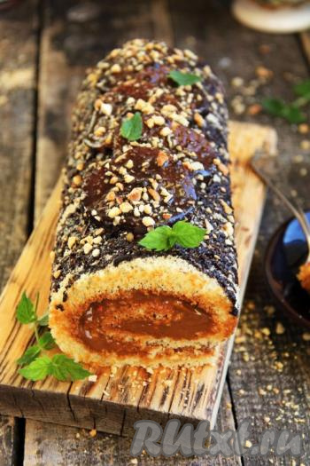 Готовый рулет полить растопленным шоколадом (или посыпать сахарной пудрой), сверху я посыпала его орешками. Вкусный, нежный бисквитный рулет с варёной сгущёнкой нарезать на кусочки и подать к чаю или кофе.