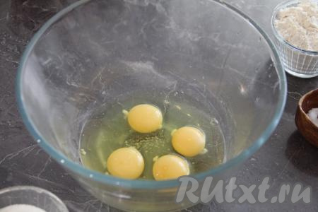 Яйца вбить в миску, добавить соль.&nbsp;