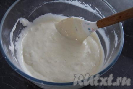 Перемешать тесто с помощью лопатки по часовой стрелке, выполняя движения снизу вверх, аккуратно и уверенно вмешивая муку. Бисквитное тесто должно получиться однородным и пышным.