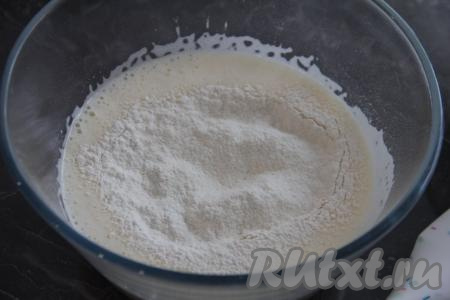 Во взбитую яичную массу всыпать просеянную муку и разрыхлитель.