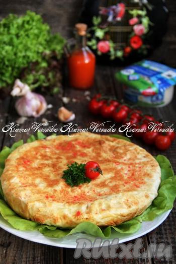 Готовый пирог из лаваша с сыром переложить со сковороды на тарелку.