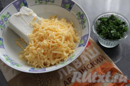 Сыр натереть на тёрке, брынзу можно просто раскрошить. В глубокой тарелке соединить сыр и укроп с петрушкой, перемешать и сырная начинка готова.