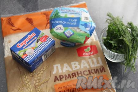 Подготовить продукты для приготовления пирога из лаваша с сыром на сковороде. Укроп и петрушку вымыть, мелко нарезать. Я готовила пирог на сковороде диаметром 22 сантиметра. Лаваш разрезать на 3 листа. Размер каждого получившегося листа из лаваша должен быть таким, что если выложить лист лаваша на дно сковороды, края лаваша должны немного свисать с краёв сковороды.