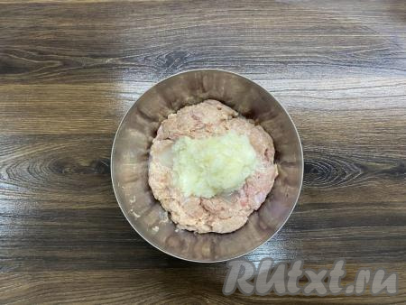 Пропустить через мясорубку (или измельчить в блендере) репчатый лук. В глубокой миске соединить куриный фарш и измельчённый лук.