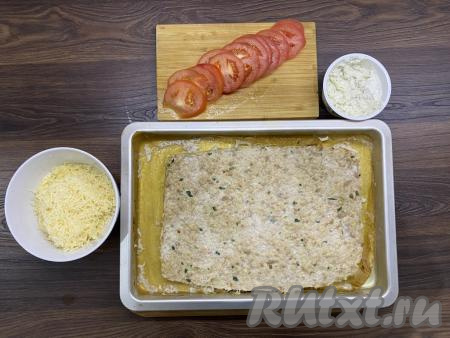 По истечении 25 минут, достать из духовки противень, дать куриной основе для нашей пиццы остыть в течение 10 минут. Духовку на данном этапе не выключайте.&nbsp;