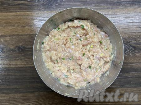 К фаршу с луком добавить сырое яйцо, нарезанный зелёный лук, соль, специи (я использовала копчёную паприку), хорошо перемешать.&nbsp;