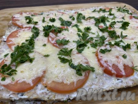 Вот так достаточно просто можно приготовить сытную, очень аппетитную, вкусную пиццу на курином фарше без теста. К столу это блюдо лучше подавать в горячем виде, посыпав, по желанию, зеленью (я присыпала нарезанной петрушкой).&nbsp;