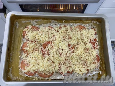 Когда куриная основа немного остынет, равномерно смазать её творожным сыром (или сметаной, или майонезом), разложить кружочки помидоров. Щедро присыпать пиццу сыром и поставить в духовку на 5 минут, а затем достать из духовки.