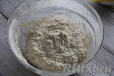 Тесто для ленивого хачапури получится липким и вязким.