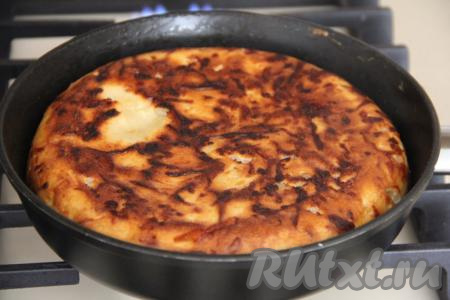 Выпекать ленивое хачапури с сыром минут 15, затем перевернуть и выпекать ещё минут 10.&nbsp;