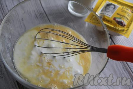 В яичную смесь влить кефир и перемешать.