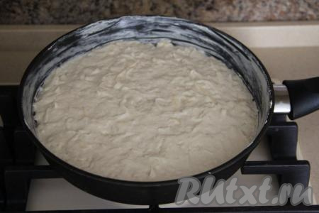 Переложить тесто для хачапури в сковороду, разровнять. Сразу накрыть сковороду крышкой и поставить на минимальный огонь.&nbsp;