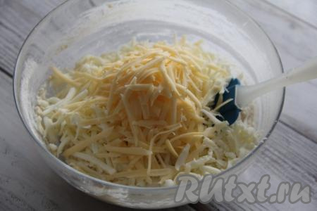 В получившееся тесто добавить натёртый на крупной тёрке сыр.