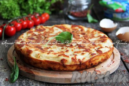 Аппетитное, нежное хачапури, приготовленное на кефире с сыром, переложить со сковороды на тарелку, нарезать на кусочки и подать к столу. Эта простая и вкусная выпечка станет и отличным началом дня, и сытным перекусом, попробуйте!