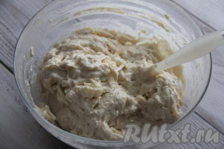 Перемешать тесто с сыром.