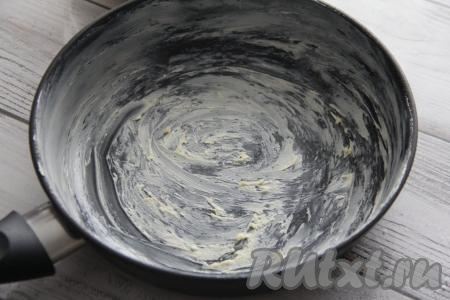 Сковороду (я выпекала на сковороде диаметром 22 сантиметра) смазать сливочным маслом. 