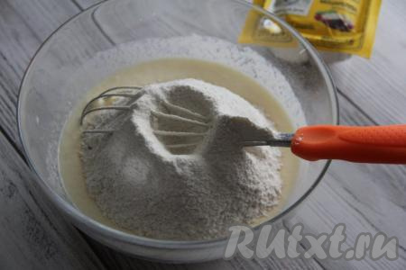 Частями всыпать просеянную муку, перемешивая тесто венчиком.&nbsp;