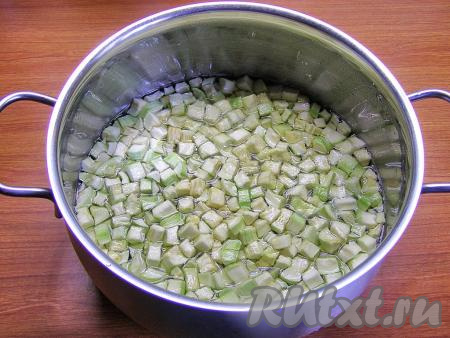 По истечении времени сахар растворится, а кабачки дадут много сока.