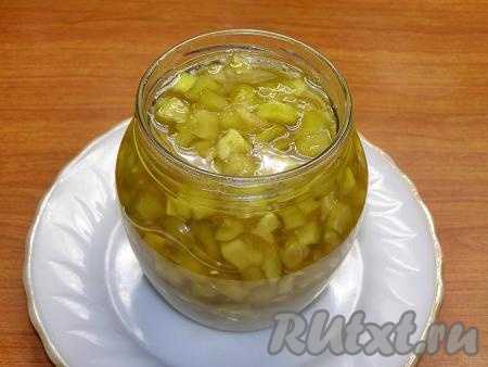 Банки заранее стерилизуем любым удобным для вас способом (в микроволновке, в духовке или над паром), крышечки для банок кипятим в течение 3-5 минут с момента закипания воды. Раскладываем горячее варенье в подготовленные сухие банки (у меня получились одна баночка объёмом 250 миллилитров и одна банка ёмкостью 500 миллилитров) и сразу закручиваем (или закатываем) крышками.