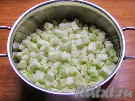 Встряхиваем кастрюлю, чтобы сахар распределился по кубикам кабачка, накрываем крышкой и оставляем часов на 10-12, чтобы кабачки дали сок. Можно нарезать кабачки,&nbsp; засыпать их сахаром вечером и оставить на ночь.