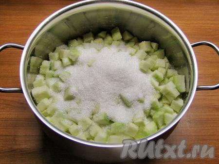 Перекладываем нарезанные кабачки в кастрюлю с толстым дном, в которой будет вариться варенье, и всыпаем сахар.