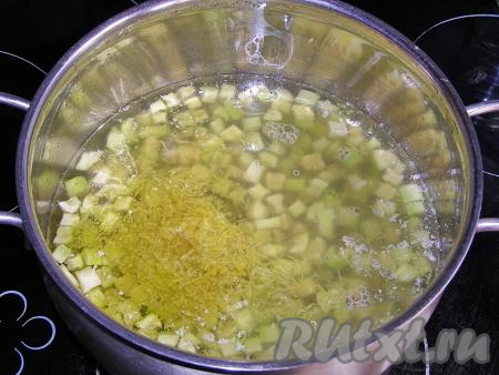 Перекладываем цедру в кастрюлю с остывшими кабачками, вливаем лимонный сок и перемешиваем.