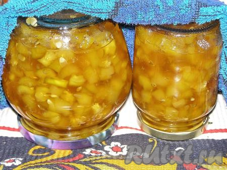 Ставим банки с кабачковым вареньем вверх дном, укутываем одеялом (или тёплым пледом) и оставляем в таком виде полностью остыть.