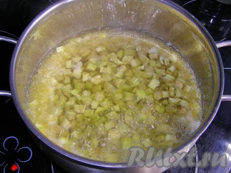 Снова ставим на средний огонь, доводим варенье из кусочков кабачков и лимона до кипения и варим на небольшом огне, периодически перемешивая и снимая пену, минут 20. Готовность варенья можно проверить, капнув немного на холодное блюдце. Если капля не растекается и держит форму - варенье готово. Для того чтобы варенье получилось более жидким, его достаточно проварить минут 10 после закипания.